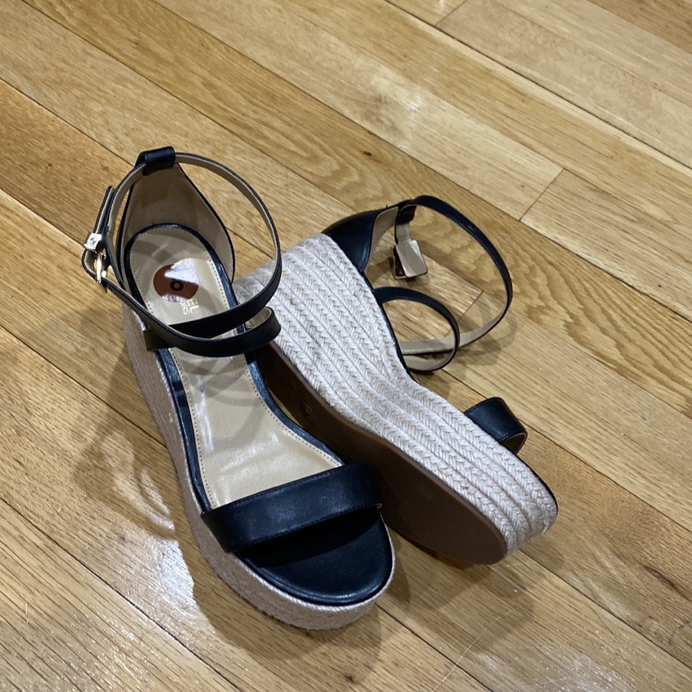 Michael Kors leathers wedge sandals. - Picture 5 of 9